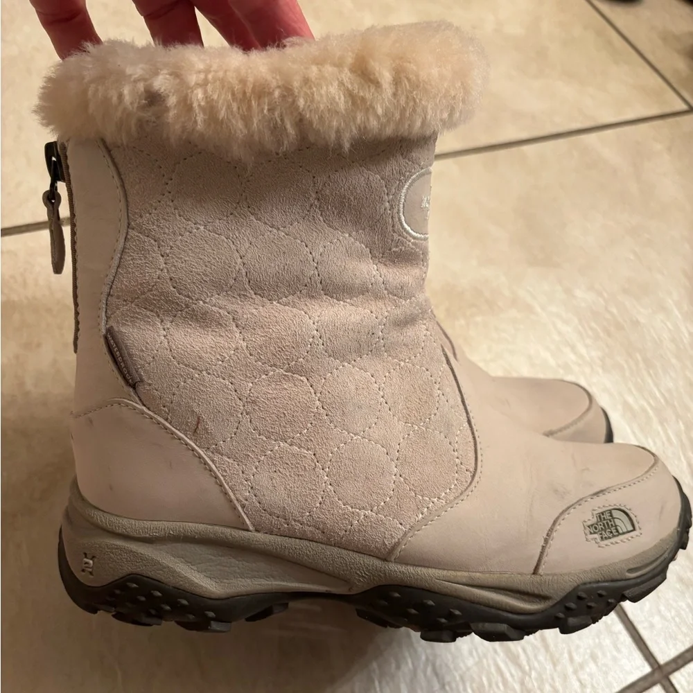 The North Face boots 200 gram primaloft insulation women’s size 6